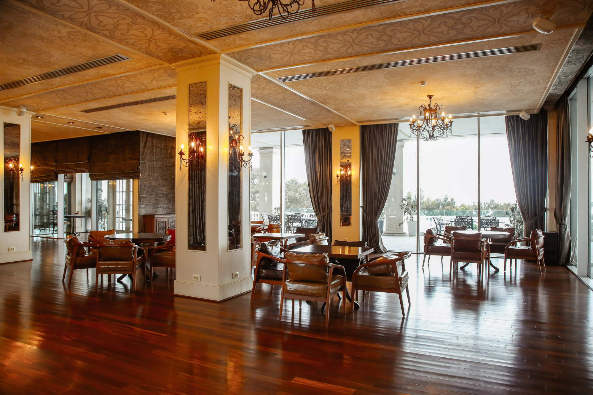 Salle restaurant fauteuils cuir
