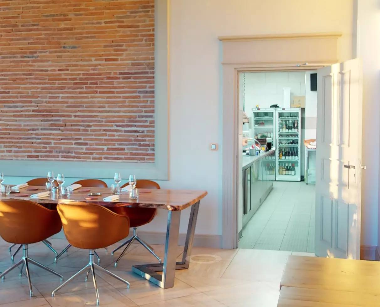 Porte ouverte de la cuisine d'un restaurant
