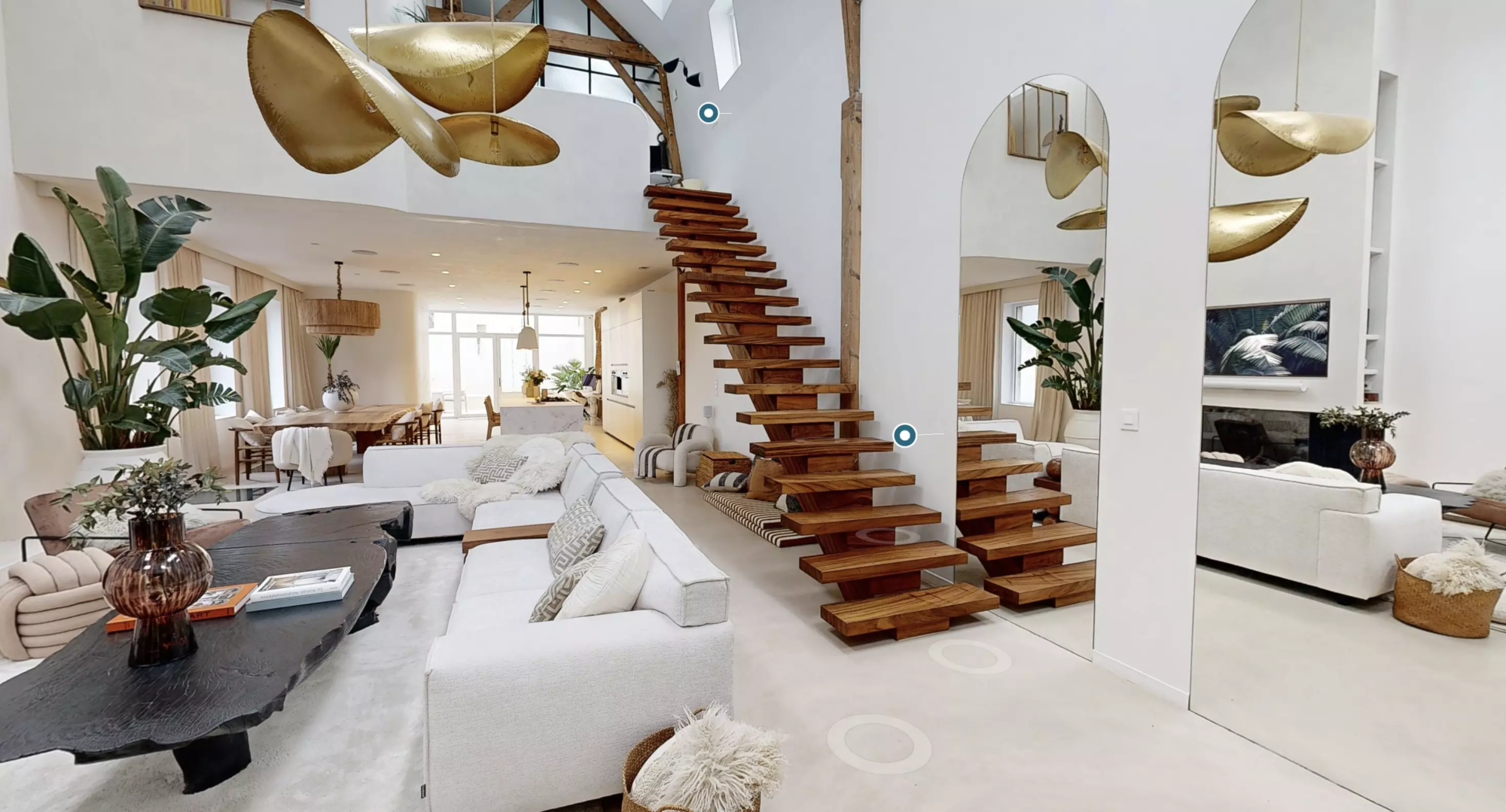 Maison de luxe avec escalier en bois Maison de luxe avec escalier en bois