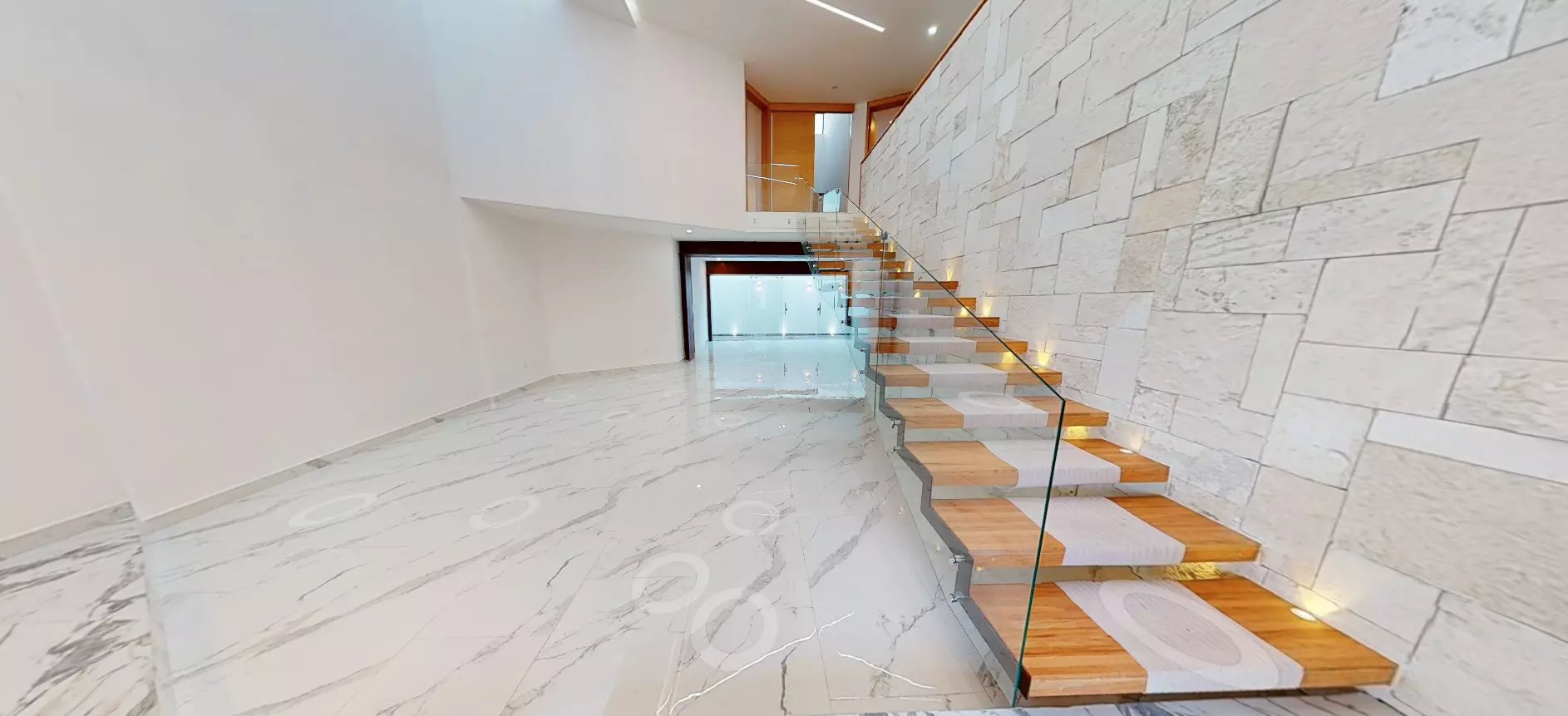 maison vide avec escaliers