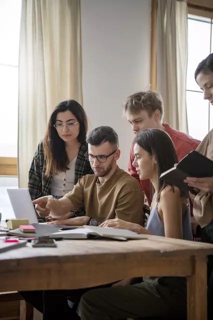 Collègues utilisant un ordinateur